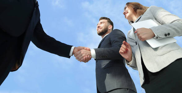 成功的商业人握手问候交易概念