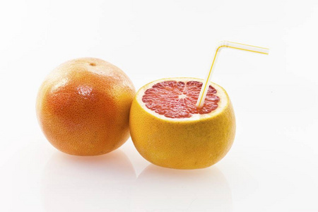 用吸管作为饮料的葡萄柚
