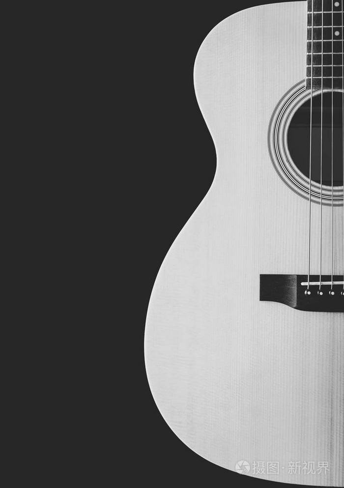 黑色和白色的声学吉他显示身体形状的曲线, 孤立在黑色。音乐背景