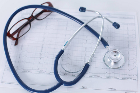 医生工作场所用听诊器心电图图与医疗表特写, 为心脏记录