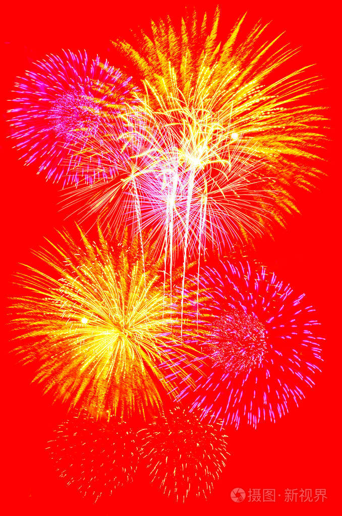 红色背景上烟花庆祝