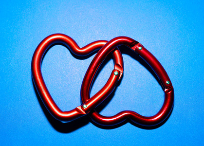 弹簧钩金属两个红钩的形式的心照片