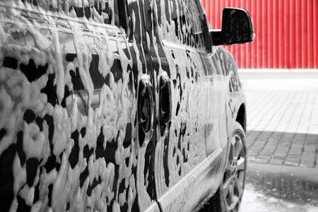 汽车用肥皂水在洗车，特写