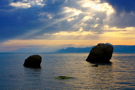 日落背景下的海石