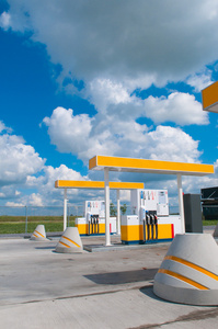 背景天空上的现代加油站图片