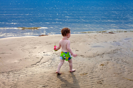 可爱的幼儿漫步海滩