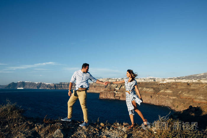 幸福小两口在日落控股手在岩石地形