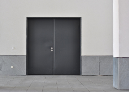 深灰色双金属门照片