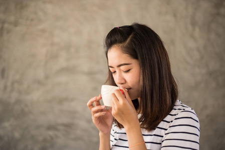 亚洲女孩喝热咖啡的肖像