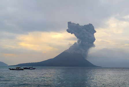 火山爆发。 阿纳克克拉卡托