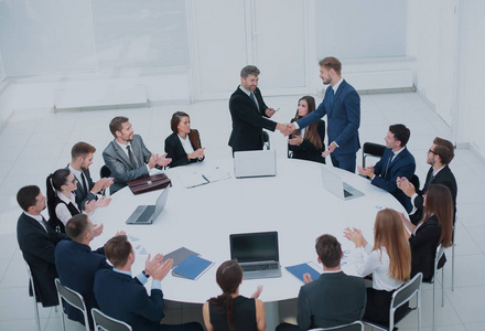 谈判握手握手后成功的谈判.圆桌会议照片