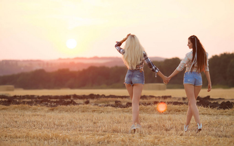 性感的金发碧眼的女人穿着牛仔裤短裤照片