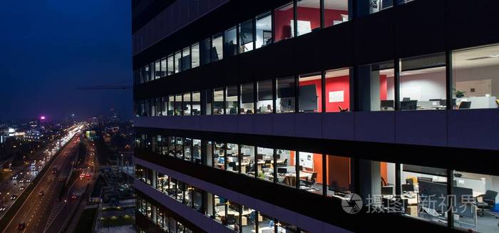 夜间公司办公楼鸟瞰图