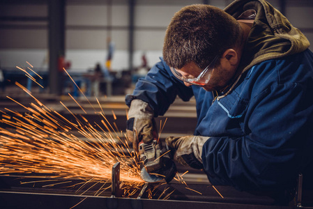 工人使用角磨床照片