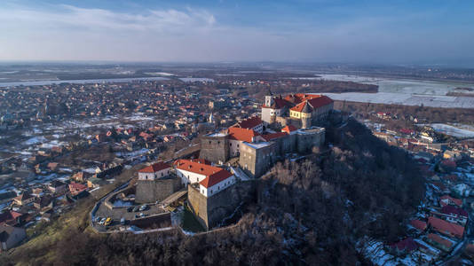 美丽全景鸟瞰 Palanok 城堡日落和 Mukachevo 的城市