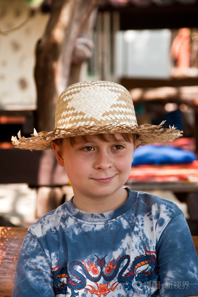 戴草帽的男孩在露天休息