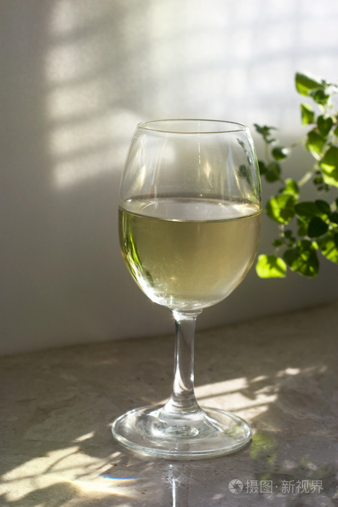 一杯白葡萄酒