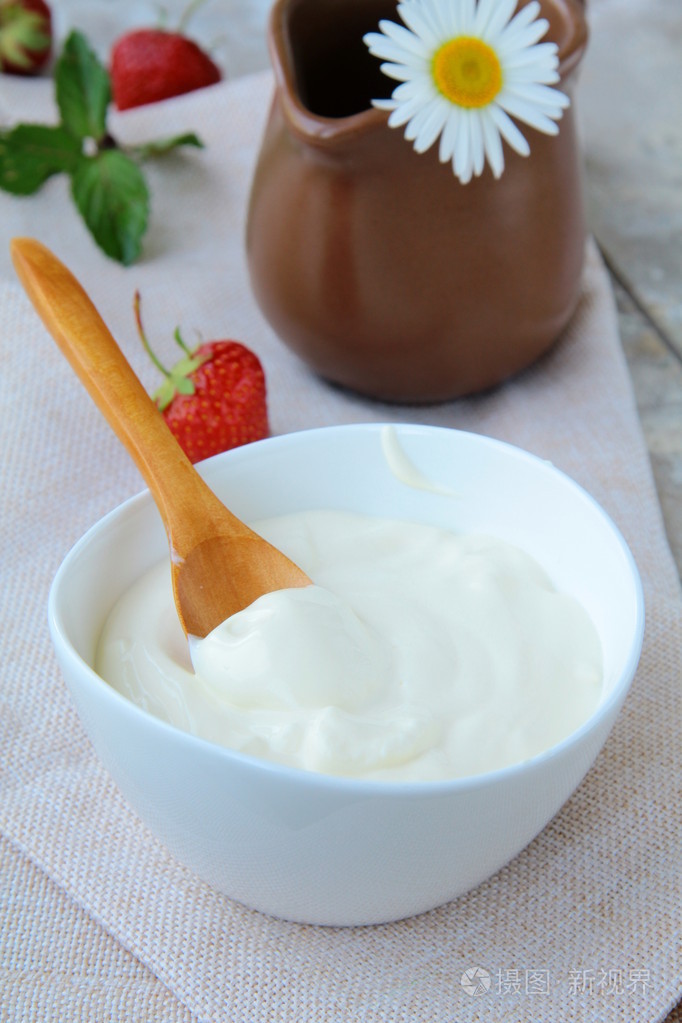 白杯中的发酵乳制品酸奶油
