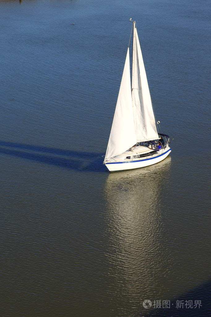 一艘白色的帆船