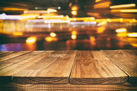图像的抽象模糊餐馆前的木桌灯背景