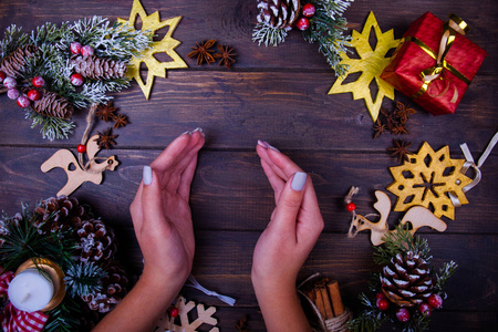 圣诞节或新年木背景框架与季节装饰。寒假主题。文本框或礼品空间