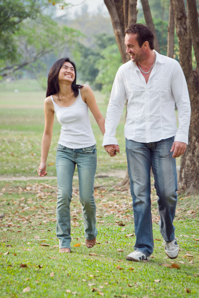 年轻夫妇手牵手走