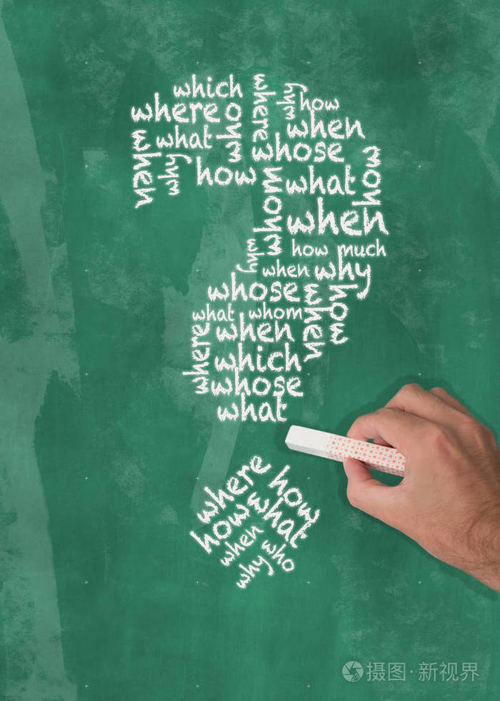 黑板上问号形状的手写问题字的手持粉笔