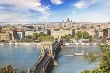 Istvan 和塞切尼链桥的美丽的看法在多瑙河在布达佩斯, 匈牙利