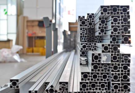 一堆铝结构型材照片