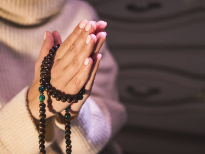 女人双手合十祈祷图片图片