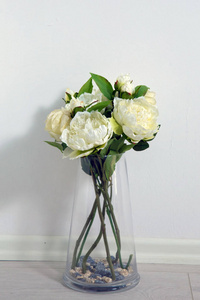 美丽的花朵花束 花盆中的玫瑰。白玫瑰在玻璃花环