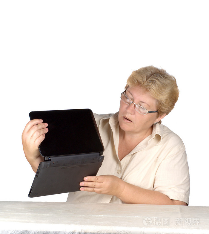 妇女和笔记本电脑