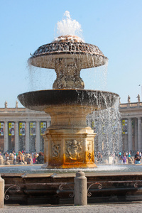 圣彼得堡大教堂前的喷泉