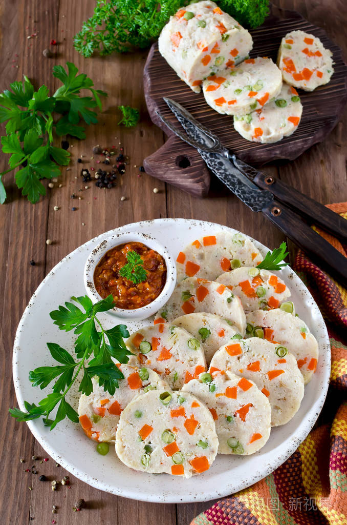 鱼卷颤音与绿豌豆和胡萝卜