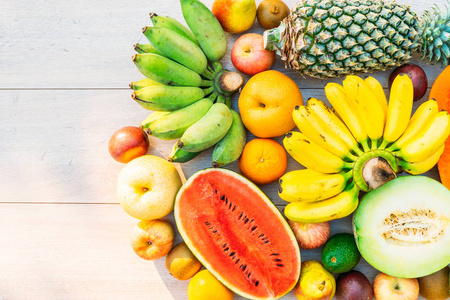 苹果和桔子苹果香蕉桔子和其他在木背景的混合的果子健康食物样式照片