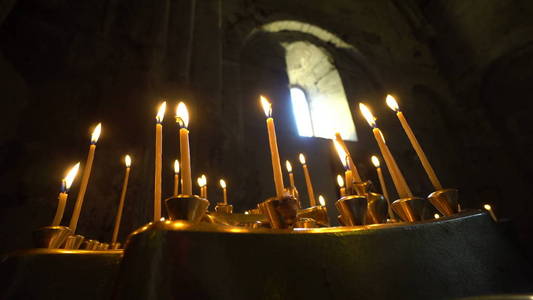 在教堂里燃烧的锥形蜡烛图片