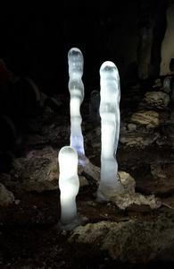 洞穴中发光的冰石笋。