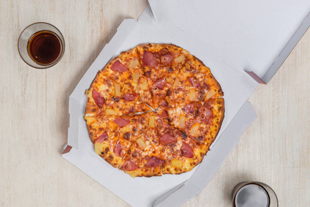 在纸板盒里的披萨文本空间。视图。送披萨比萨菜单