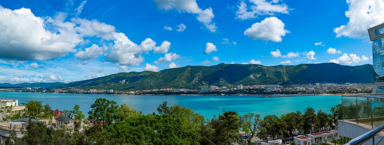 城市的夏天全景, 位于山和海的脚