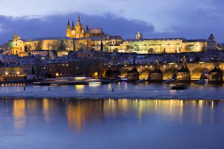 晚上下雪的布拉格小镇与哥特式城堡, St. 尼古拉斯的大教堂和查尔斯桥梁, 捷克共和国
