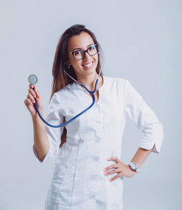 年轻护士或医生在眼镜与听诊器反对白色墙壁