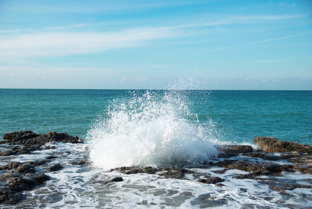 海浪在岸边汹涌澎湃