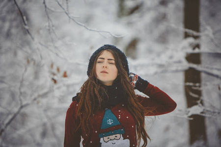 冬天的年轻女孩的肖像