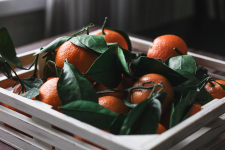 带叶子的新鲜柑橘木盒