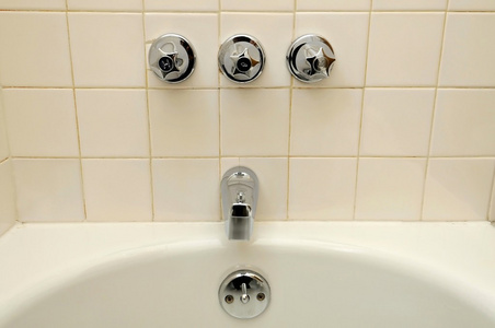 浴缸和水龙头的正面视图图片