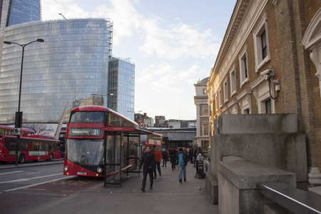 伦敦, 英国2017年12月 红色双层巴士公共交通, 高动态范围