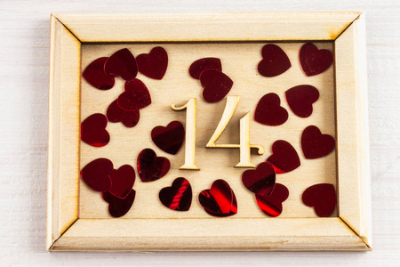 木框架与图一和四和心脏在白色木桌。情人节的象征。情人节概念2月14日