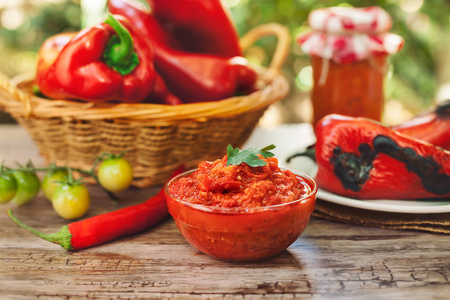 Ajvar 在桌在玻璃碗服务