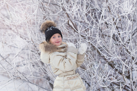 小女孩享受在冬天森林里玩耍的一天
