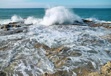 海浪在岸边汹涌澎湃